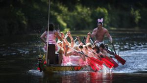 Mit Hasenohren und ganz in Pink – die Teams beim Drachenboot-Cup greifen gerne mal zu witzigen Kostümen. Foto: Gottfried Stoppel/Archiv