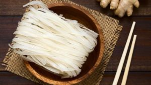 Die asiatischen traditionellen Reisnudeln werden aus Reismehl hergestellt und sind daher glutenfrei.