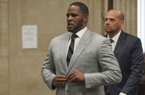 Der Sänger R. Kelly während einer Anhörung in Chicago Foto: AP