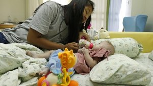 Baby Gammy mit seiner thailändischen Leihmutter Foto: dpa