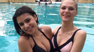 Genießen die Tage vor dem großen Abenteuer: Tanja Tischewitsch (links) und Sara Kulka im Pool des Palazzo Versace in Brisbane. Am 16. Januar geht das Dschungelcamp in die neunte Staffel.  Foto: www.facebook.com/pages/Rolf-Scheider