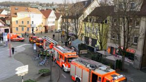 In einem Wohn- und Geschäftshaus am Wilhelm-Geiger-Platz werden  zwei Menschen lebensbedrohlich verletzt – sie sterben später im Krankenhaus. Foto: Andreas Rosar
