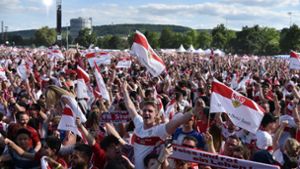 Große Emotionen bei der Aufstiegsfeier der VfB-Fans auf dem Cannstatter Wasen. Foto: dpa