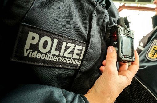 Kleine Kameras an der Uniform werden in Stuttgart getestet. Foto: Lichtgut/Leif Piechowski