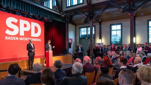 Bundeskanzler Olaf Scholz (SPD) und Saskia Esken, SPD-Parteivorsitzende, stehen während eines Bürgerdialogs in der Seminarturnhalle in Nagold auf der Bühne. Foto: dpa/Silas Stein