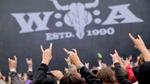 Heavy-Metal-Fans feiern  vor der „Faster-Stage“, einer der beiden Hauptbühnen auf dem Festivalgelände in Wacken. Foto: dpa/Christian Charisius
