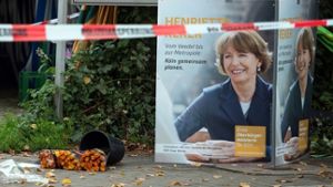 Henriette Reker (59) war einen Tag vor der OB-Wahl Mitte Oktober an einem Wahlkampfstand niedergestochen worden Foto: dpa