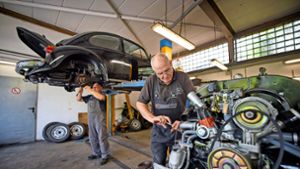 Thomas Canz und Thomas Erk reparieren und restaurieren seit Anfang der 1990er-Jahre VW Käfer. Foto: Gottfried Stoppel