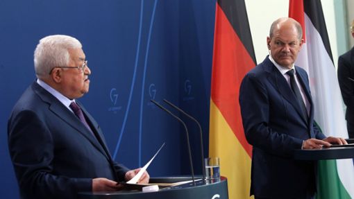 Bundeskanzler Olaf Scholz (r.) und Palästinenserpräsident Mahmoud Abbas  auf einer Pressekonferenz Foto: dpa/Wolfgang Kumm