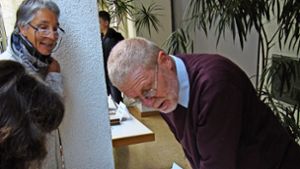 Pfarrer Winfried Maier-Reveredo erläutert die Straßburger Hausbibeln. Foto: Götz Schultheiss