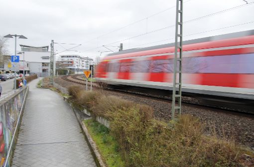 Entlang der Bestandstrecke in Leinfelden-Echterdingen plant die Bahn Schallschutzwände, die bei den Anwohner auf wenig Freude stoßen dürften. Foto: Thomas Krämer