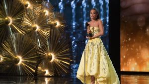 Alicia Vikander nimmt den Oscar als beste Nebendarstellerin entgegen. Foto: AMPAS/dpa