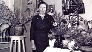 Anna Müller 1957 nach ihrer Rückkehr in ihrem Wohnzimmer. Die vielen Blumen gab es wohl zum Empfang. Foto: /Ulrike Rapp-Hirrlinger