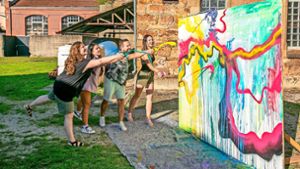 Beim Action-Painting gibt es kein Richtig oder Falsch, sondern es geht um den Spaß und das Gruppenerlebnis. Foto: Roberto Bulgrin