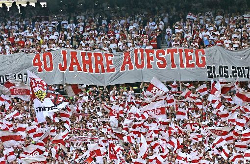Die VfB-Fans feiern sich und die Mannschaft. Foto: Baumann