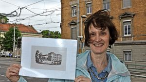 Alexandra Birkert zeigt  eine historische Zeichnung des Hauses von Carl von Etzel, das an der Ecke der  Prager Straße und der Neckartalstraße steht und heute ein Stockwerk mehr hat. Foto: Georg Linsenmann