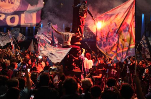 Fans der SSC Neapel feiern den ersten Meistertitel seit 33 Jahren. Foto: dpa/Andrew Medichini