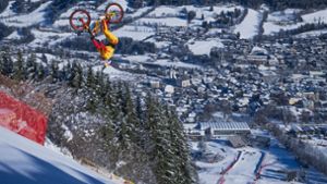 In seinem neuesten Video bezwingt Fabio Wibmer die Streif in Kitzbühel – inklusive spektakulärer Sprünge auf der schwierigsten Skiabfahrt der Welt. Foto: Philip Platzer/Red Bull Content Pool