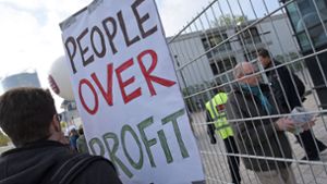 In Bonn protestieren Demonstranten gegen die geplante Übernahme des Saatgutriesen Monsanto durch Bayer. Foto: dpa