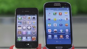 Große Konkurrenz für Apples iPhone (links): Das Galaxy S3 von Samsung, Foto: AP