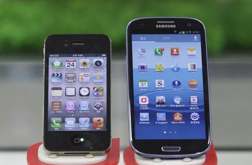 Große Konkurrenz für Apples iPhone (links): Das Galaxy S3 von Samsung, Foto: AP