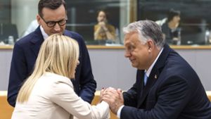Keine Einigung beim Thema Migration: Viktor Orban (rechts), Ministerpräsident von Ungarn, spricht mit Giorgia Meloni (links), Ministerpräsidentin von Italien, und Mateusz Morawiecki (hinten), Ministerpräsident von Polen, während des EU-Gipfels. Foto: dpa/Geert Vanden Wijngaert