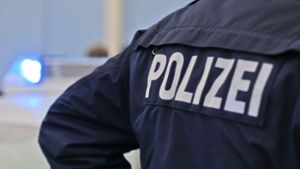 Die Polizei sucht nach Hinweisen zu dem Mann, der ein Schuhgeschäft in Oberjettingen überfallen hat. Foto: Eibner/Deutzmann