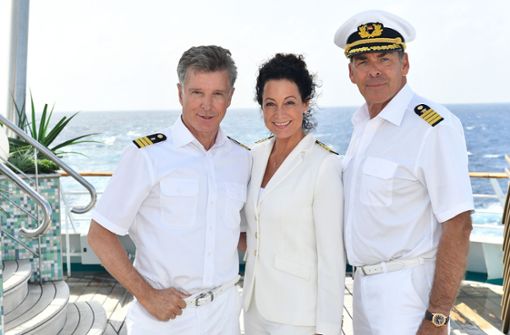 Sascha Hähn(rechts) spielte den „Traumschiff“-Kapitän Victor Burger. Neben ihm: Barabara Wussow („Hanna Liebhold) und Nick Wilder (links, „Dr. Wolf Sander“). Foto: ZDF