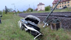 Eutingen im Gäu im Kreis Freudenstadt: Pkw  rammt Oberleitungsmast – Bahnstrecke gesperrt