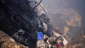 In Nepal ist ein Passagierflugzeug abgestürzt. Foto: AFP/YUNISH GURUNG
