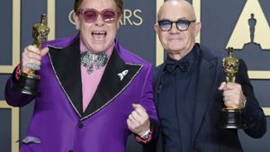 Kongeniales Duo: Elton John (l.) und Bernie Taupin mit ihren Oscars für Rocketman. Foto: imago/UPI Photo