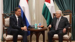 Premier Mark Rutte (links) als Vermittler. Nach dem Terrorangriff der Hamas reiste er zu Vermittlungsversuchen in den Nahen Osten. Dort traf er sich auch mit Palästinenserpräsident  Mahmud Abbas. Foto: AFP