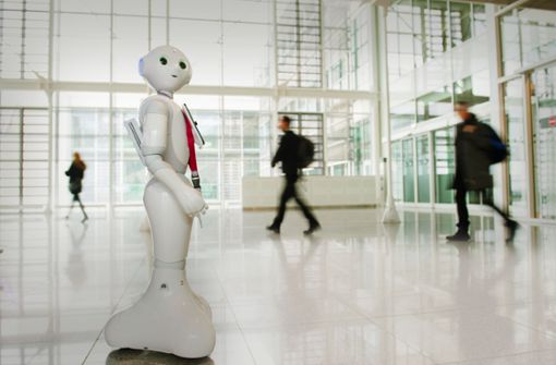 Josie Pepper weiß  Bescheid. Der Roboter   beantwortet an einem Terminal  des  Münchner Flughafens  die Fragen der  Reisenden. Foto: dpa