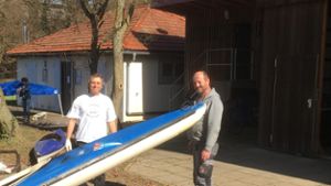 Wanderwart Ralf Rein (l.) und Bootshauswart Feank Laabs beim Reparaturtag Foto: Gernot Brück