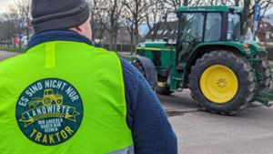 Die Traktoren der protestierenden Landwirte tuckerten schon vor dem Eintreffen des Kanzlers rund um Freiburg. Foto: dpa/Martin Oversohl