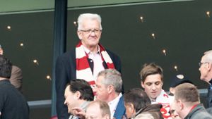 Eine Abwechslung vom  Politikalltag: Winfried Kretschmann bei einem Spiel des VfB Stuttgart. (Archivbild) Foto: imago images/EIBNER/Wolfgang Frank