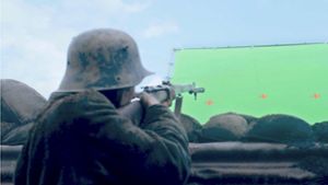 Wo im Film ein Panzer ist, zielten die Soldaten am Set auf Grün. Foto: Netflix
