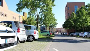 Das Bild zeigt die Gerhard-Koch-Straße im Scharnhauser Park mit Blickrichtung Ortszentrum. Auf den öffentlichen Parkplätzen wurden in den vergangenen Monaten häufiger Autokennzeichen gestohlen. Foto: /Foto: Caroline Holowiecki