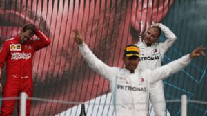 Während Lewis Hamilton vorne feiert, kann sich Sebastian Vettel nur den Kopf kratzen. Foto: AP/Rebecca Blackwell