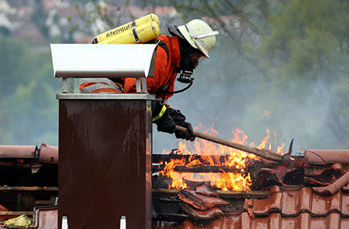 Die Feuerwehr Backnang bekämpft die Flammen. Foto: Beytekin