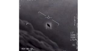 Das Foto vom 28. April 2020,  das  das US-Verteidigungsministerium veröffentlichte, stammt aus dem Video einen US-Navy-Piloten. Es zeigt ein „Unidentified aerial phenomena“ – gemeinhin auch Ufo genannt. Foto: Handout/DoD/AFP/US-Department of defense