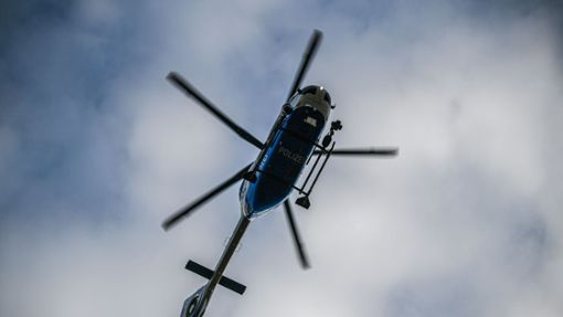 Bei der Sucher setzte die Polizei auch einen Hubschrauber ein. (Symbolfoto) Foto: dpa/Jason Tschepljakow