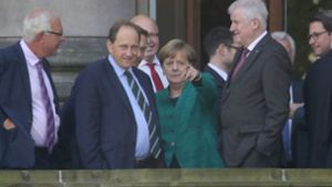 Bundeskanzlerin Merkelsteht am 18.10.2017 in Berlin auf dem Balkon der Parlamentarischen Gesellschaft, während hier die Sondierungsgespäche für eine Jamaika-Koalition zwischen Union und FDP stattfinden. Foto: dpa