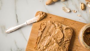 - Erdnussbutter ist ein beliebter Brotaufstrich. Stiftung Warentest hat verschiedene Erdnuss-Cremes untersucht. Foto: Christin Klose/dpa-tmn