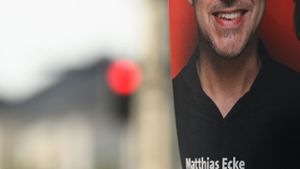Ein Wahlplakat des sächsischen SPD-Spitzenkandidaten zur Europawahl, Matthias Ecke hängt an der Schandauer Straße im Stadtteil Striesen an einem Laternenmast. Foto: Robert Michael/dpa