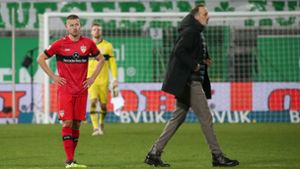 Waldemar Anton (li.) und Trainer Pellegrino Matarazzo ist die Enttäuschung über das 0:0 in Fürth anzusehen. Foto:  
