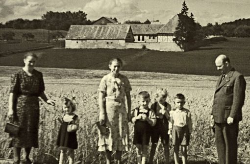Das Foto aus den 1930er Jahren  zeigt den  Tennhof mit der Pächterfamilie. Foto: privat (Archiv Andreas Pfeiffer)