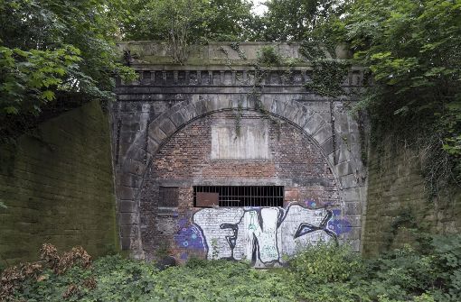 Das zugemauerte Portal des alten Rosensteintunnels mit der überwucherten Galerie Foto: Lichtgut/Michael Latz