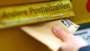 Das Briefkastennetz ist stabil, sagt die Post. Dennoch gibt es in Stuttgart immer wieder Ärger über abgebaute Kästen. Foto: dpa/Monika Skolimowska