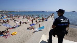 Die Polizei überwacht den Strand von Cannes. Foto: EPA